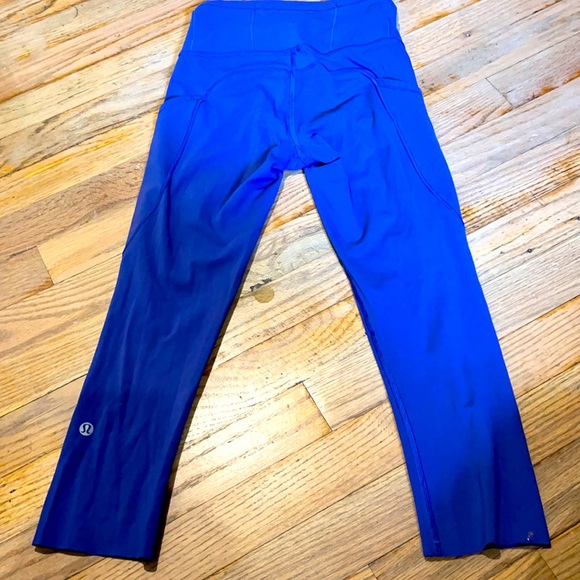 LuluLemon high waisted Capri leggings w 2 deep pockets for phone, keys. size 2 - Picture 3 of 3